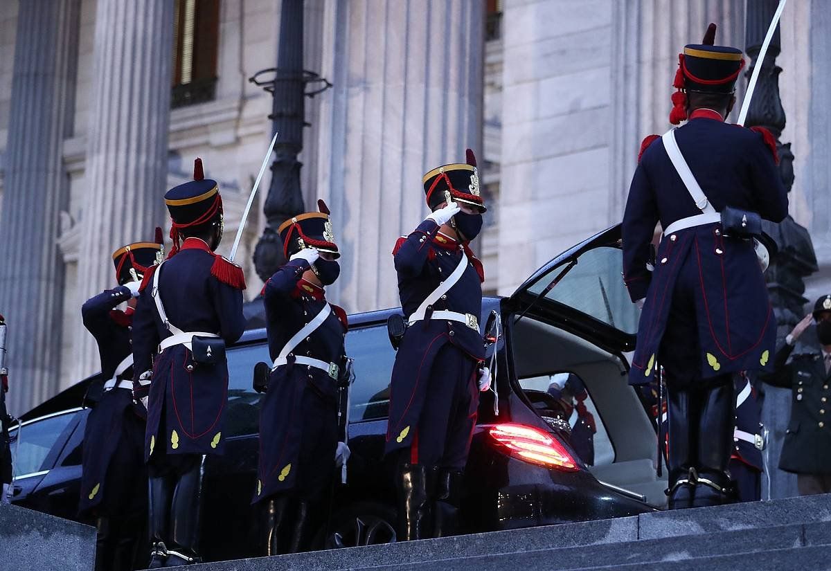 Argentinako militarrak, Carlos Menem presidente ohiaren zerraldoa garraiatzen, gaur, Buenos Airesen. JUAN IGNACIO RONCORONI / EFE