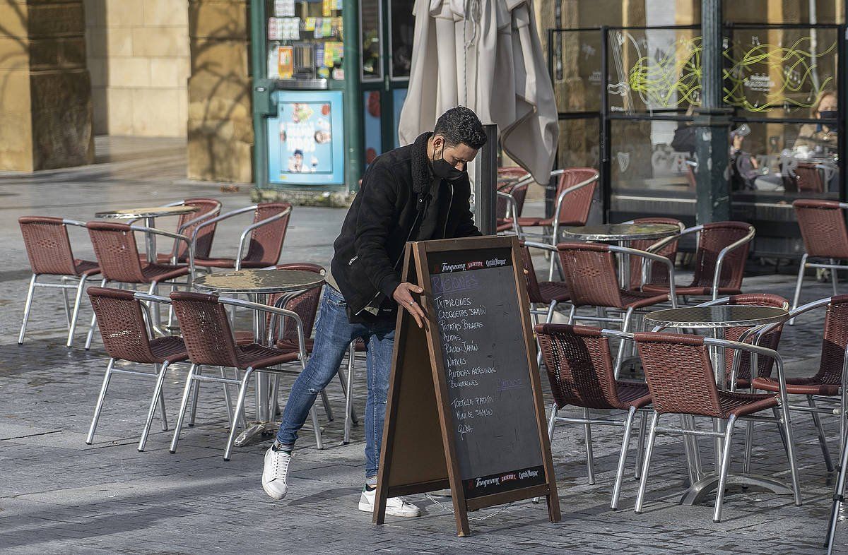 Donsotiako tabernari bat terraza atontzen. ANDONI CANELLADA / FOKU