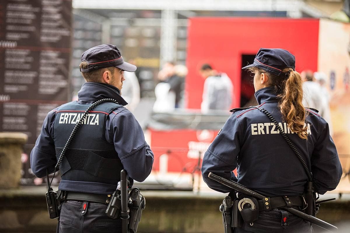 Bi ertzain Gasteizen, artxioko irudi batean. DAVID AGUIR / EFE