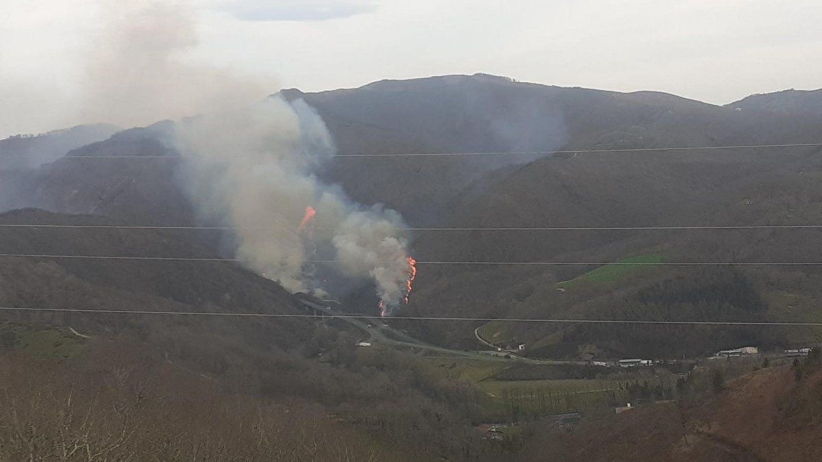 Sutea bat piztu da Beran (Nafarroa), Irungo (Gipuzkoa) Bidasoa auzora bidean. BERRIA