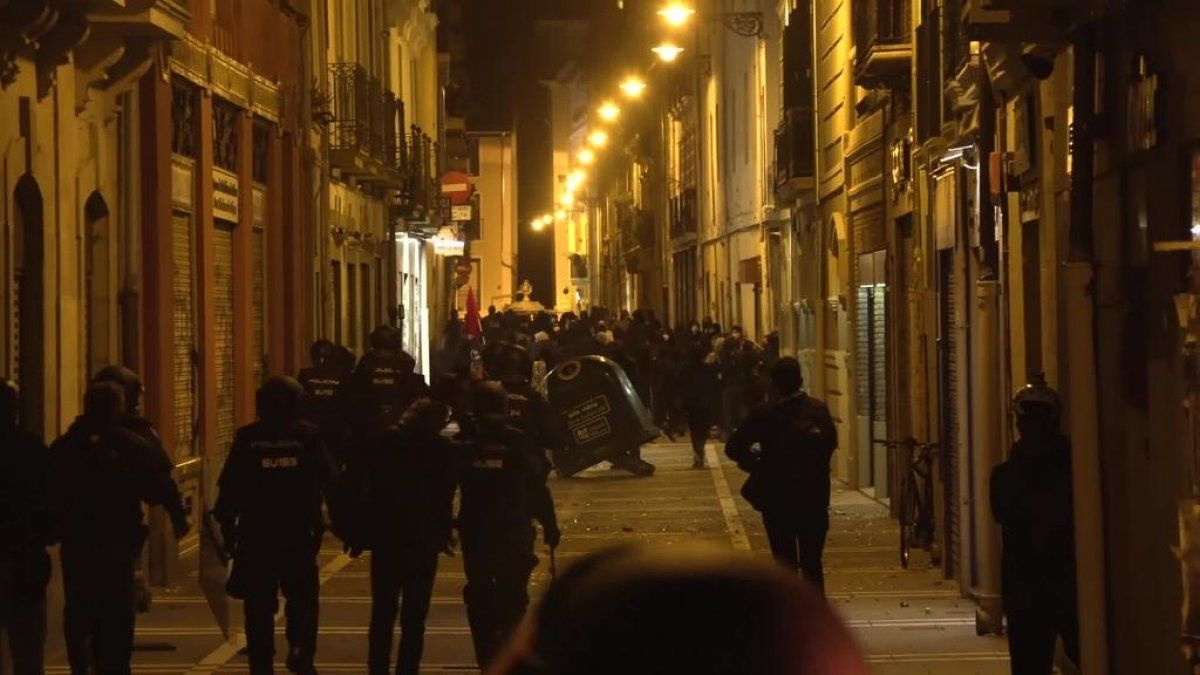 Espainiako Polizia manifestarien atzetik, atzo, Iruñeko Alde Zaharrean. HAMAIKA TB