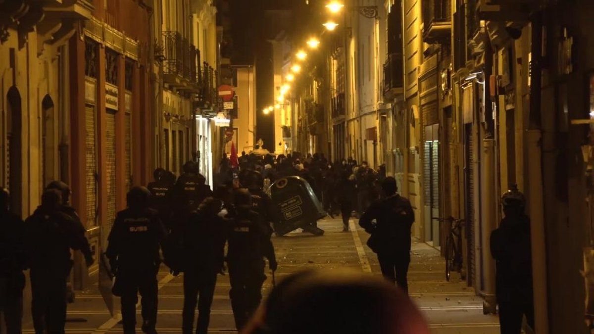 Espainiako Polizia manifestarien atzetik, atzo, Iruñeko Alde Zaharrean. HAMAIKA TB