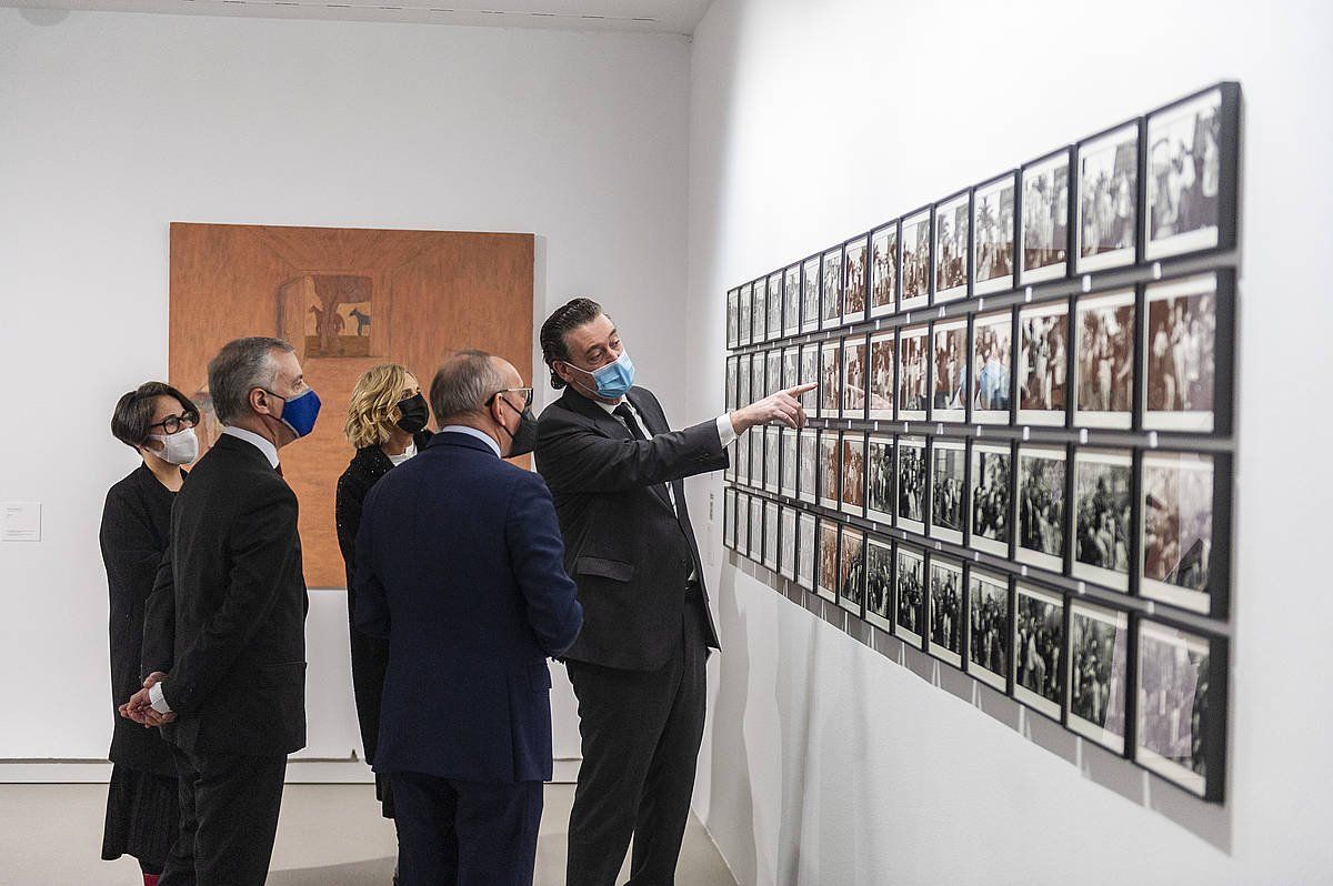 Jaurlaritzako eta museoetako ordezkariak, gaur, Gasteizen obra bati begira. JAIZKI FONTANEDA/FOKU