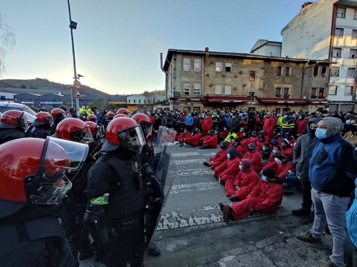 Tubacexeko langileak eta ertzainak, aurrez arre, gaur, Laudioko plantaren aurrean. MADDI ISASI AZKARRAGA