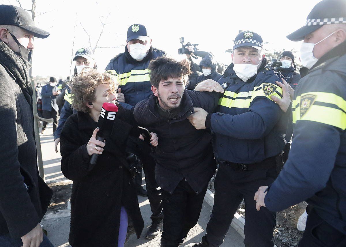 Georgiako Polizia Mugimendu Nazional Batuko kide bat atxilotzen, gaur, Tiflisen. ZURAB KURTSIKIDZE / EFE