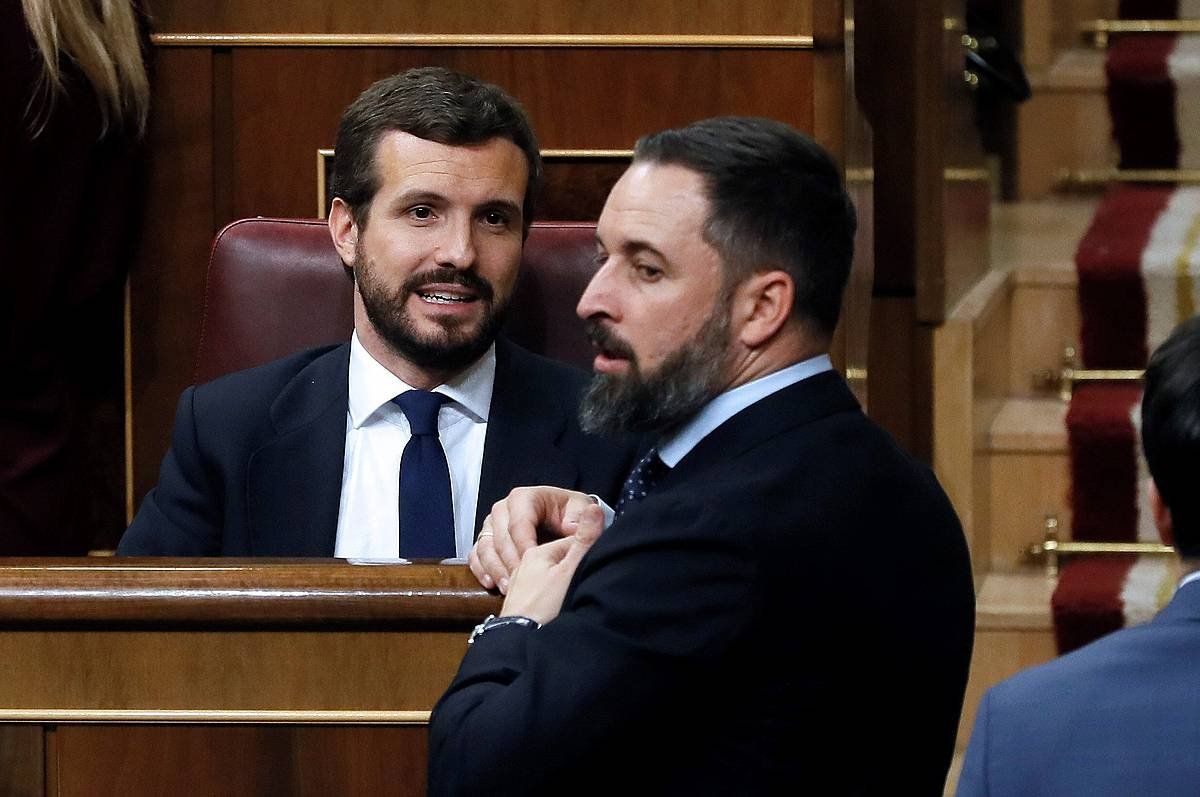 Pablo Casado eta Santiago Abascal, Espainiako Kongresuan hizketan, artxiboko irudi batean. BALLESTEROS / EFE