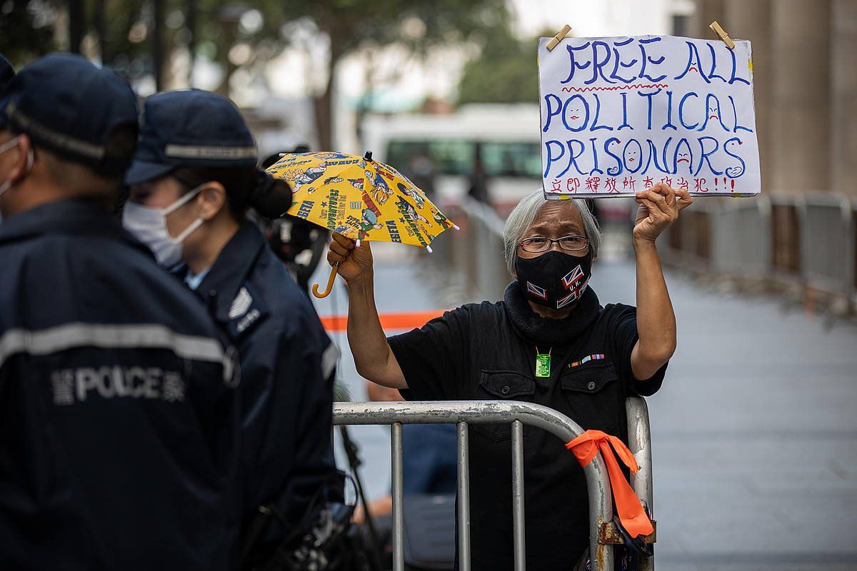 "Demokraziaren ldeko" manifestari bat, Hong Kongen. JEROME FAVRE / EFE