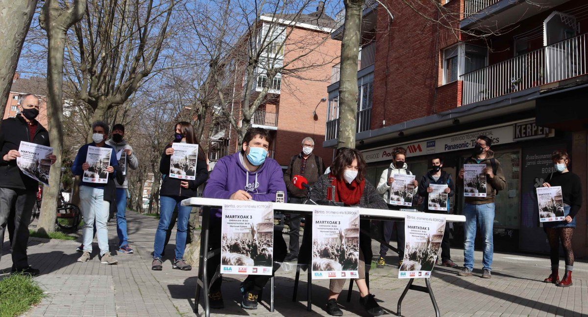 Sindikatuek agerraldia egin dute gaur Gasteizen, protesta iragartzeko. LAB