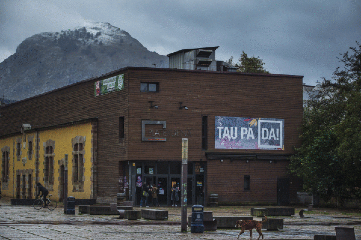 Hamaika kultur ekitaldi hartu ditu Durangoko Plateruena Kafe Antzokiak urteotan. JUANAN RUIZ/FOKU