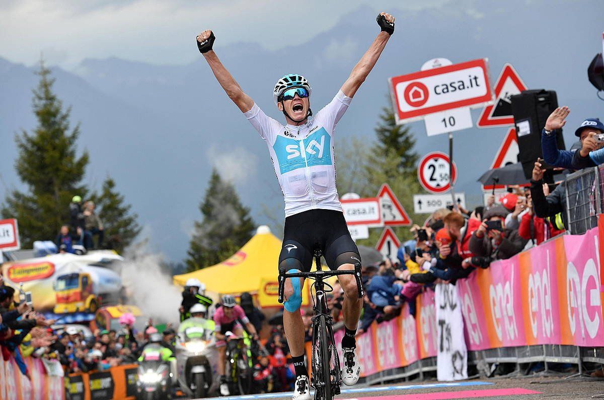 Chris Froome, eskuak altxatzen, Zoncolango helmugan, 2018ko Italiako Giroko 14. etapa irabazi berritan. DANIEL DAL ZENNARO / EFE