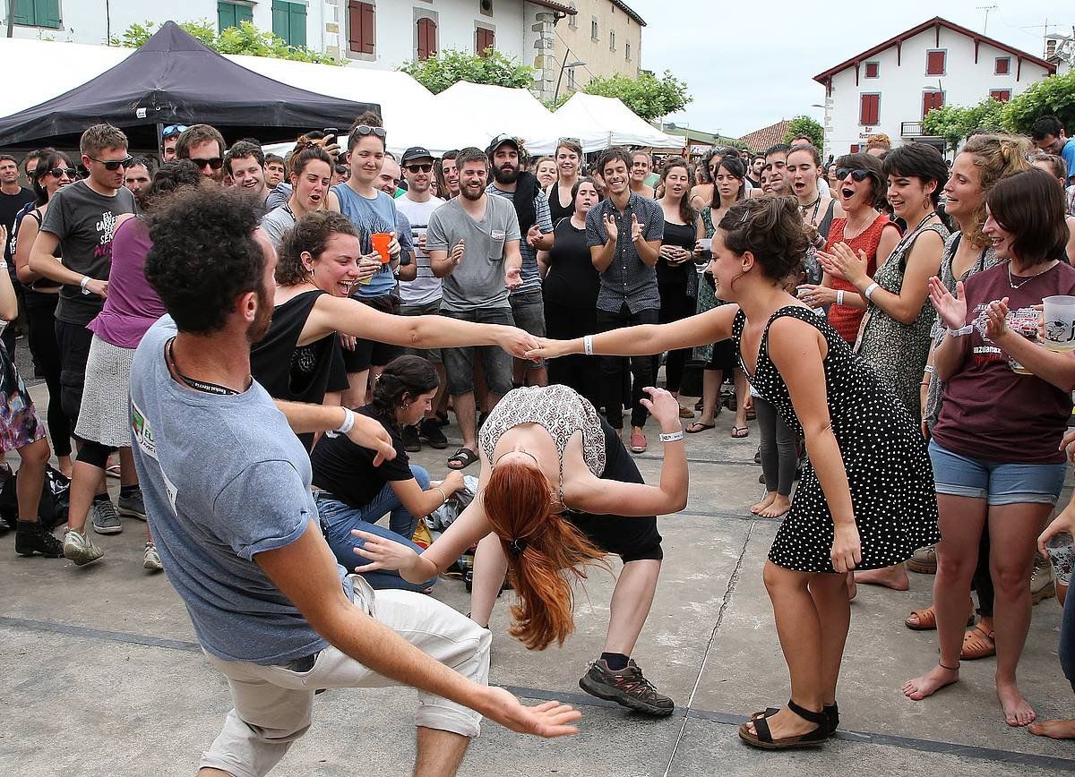 Jendea dantzan 2019ko Euskal Herria Zuzenean jaialdian, Irisarrin (Nafarroa Beherea). BOB EDME