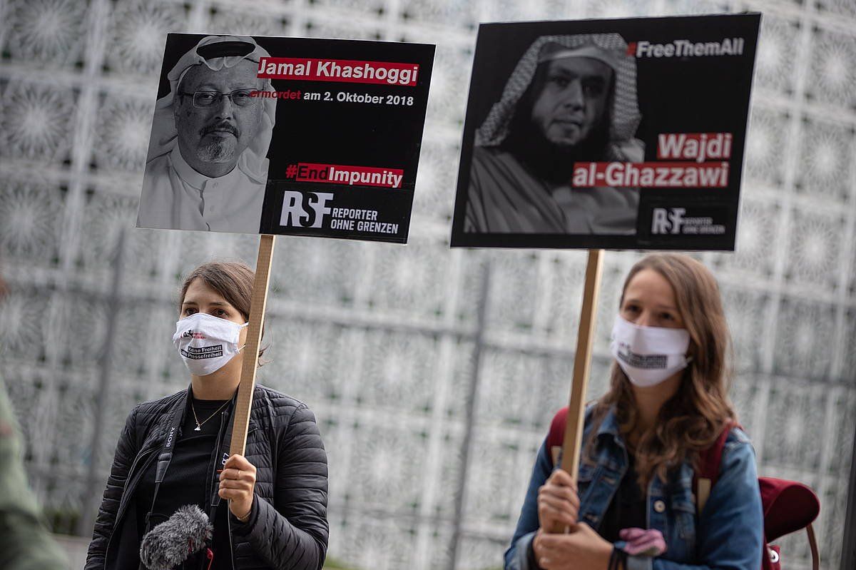 Jamal Khaxoggiren hilketa salatzeko Saudi Arabiaren Alemaniako enbaxadan egindako protesta bat, iazko urrian, Berlinen. HAYOUNG JEON / EFE