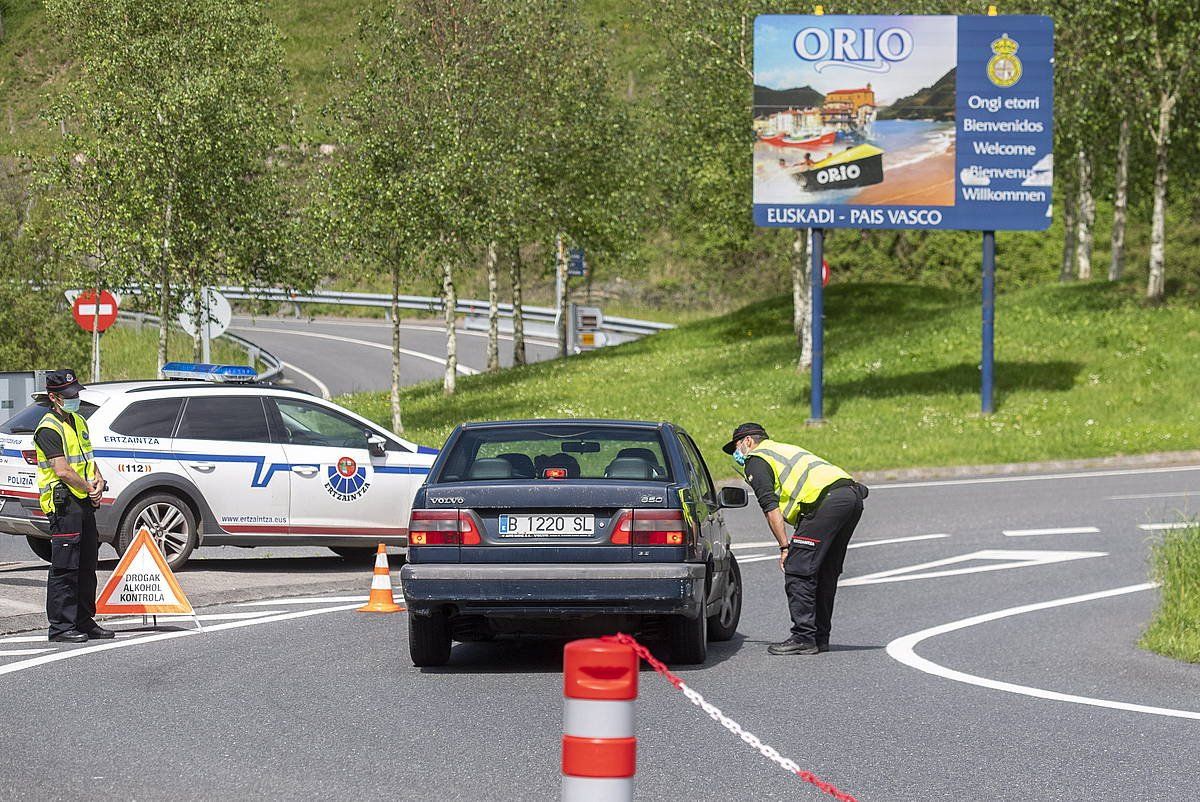 Ertzaintzaren kontrol bat Orion (Gipuzkoa). GORKA RUBIO/ FOKU