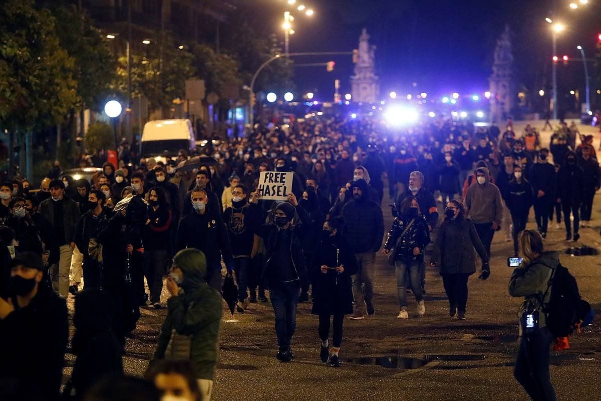 Milaka herritar atera dira Bartzelonan Pablo Hasel askatzeko eskatuz. MARTA PEREZ / EFE