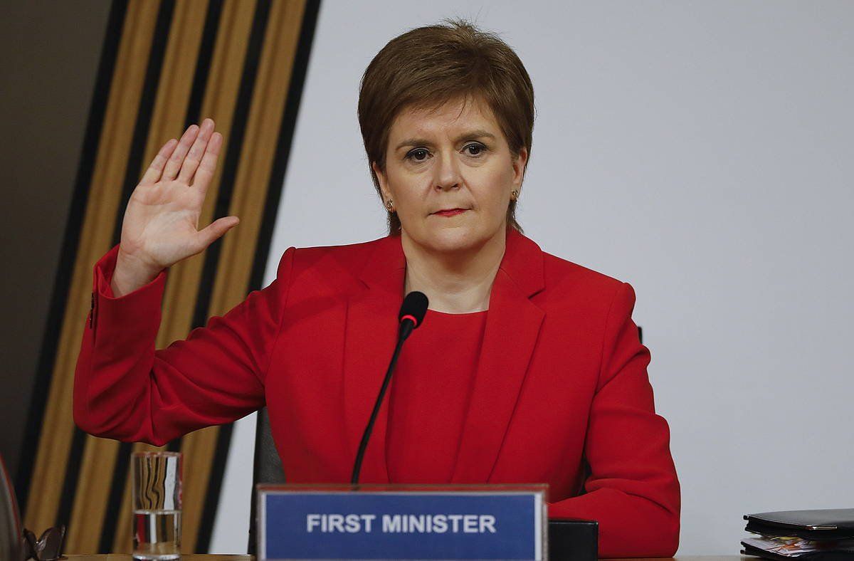 Nicola Sturgeon Eskoziako lehen ministroa, gaur, parlamentuaren ikerketa batzordean hitz egiten hasi aurretik. EFE