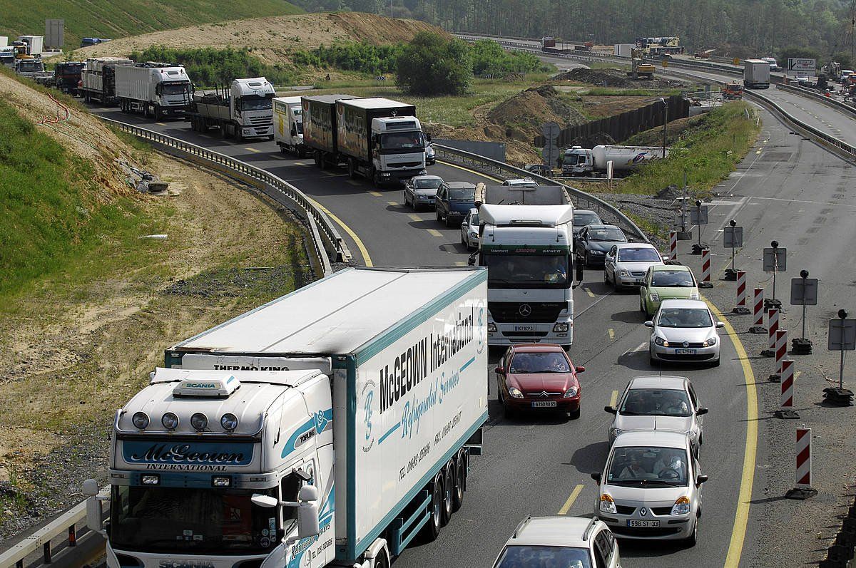 Auto metaketak A63 errepidean. Artxiboko irudia. GAIZKA IROZ