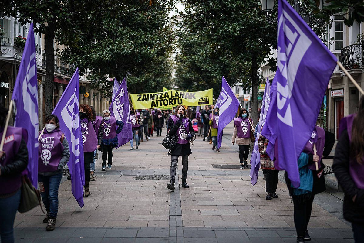 Ehunka izan dira greba egun duten langileak. Irudian, manifestazioa, Gasteizen. ENDIKA PORTILLO / FOKU Ehunka izan dira greba egun duten langileak. Irudian, manifestazioa, Gasteizen. ENDIKA PORTILLO / FOKU