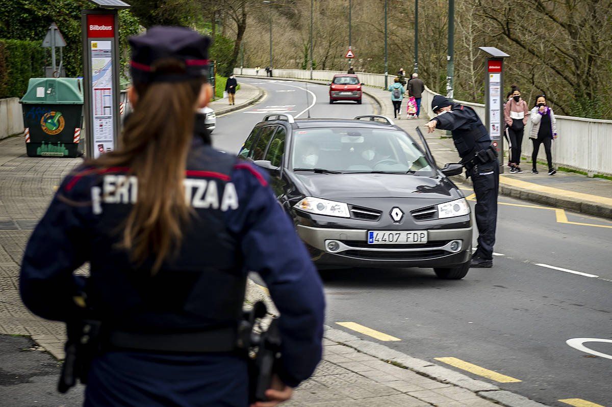 Ertzaintzaren kontrol bat Bilbo eta Arrigorriaga artean. JAIZKI FONTANEDA / FOKU