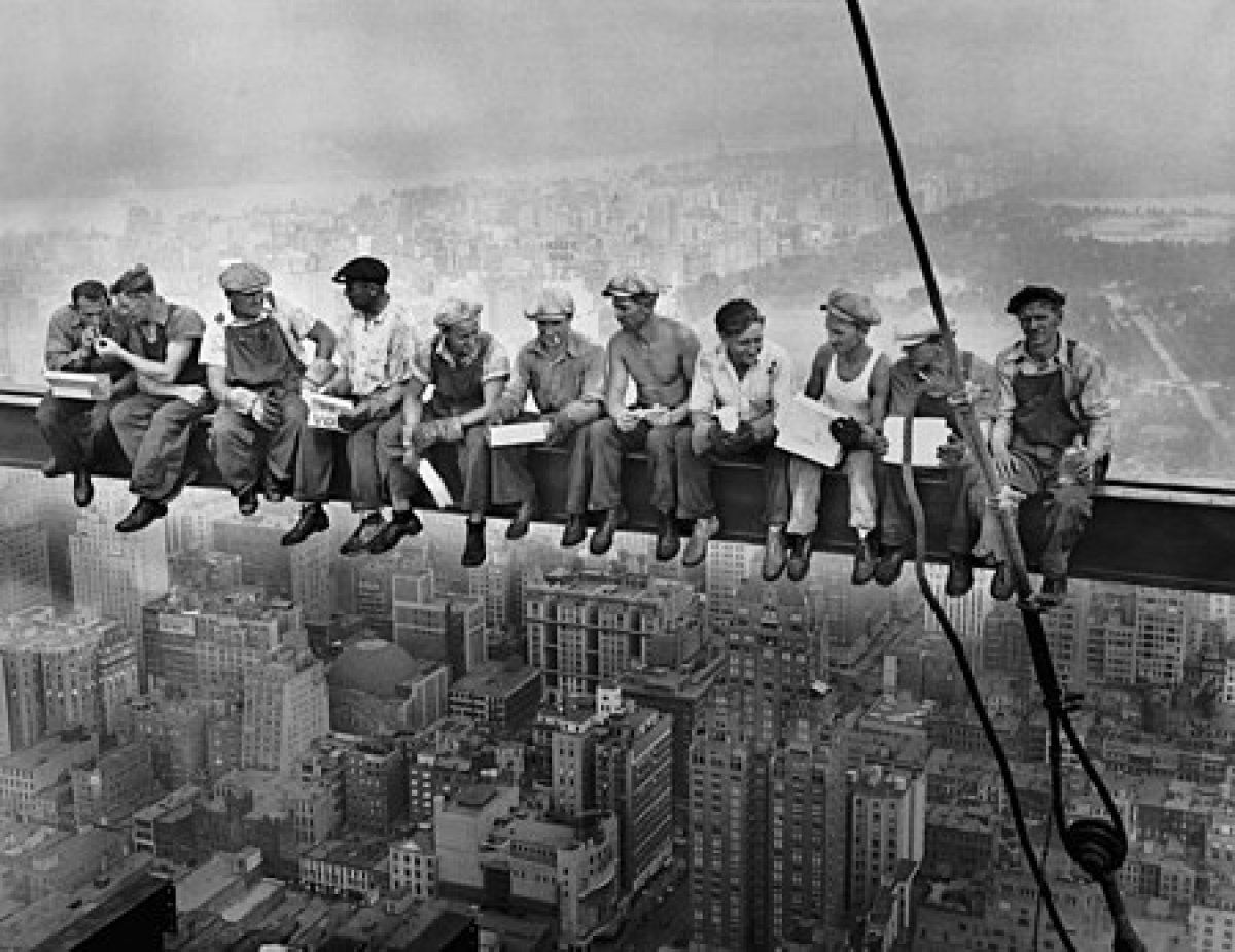 Natxo Ibarguen, ezkerretik hasi eta bigarrena, Matty O’Shaughnessy irlandarrari sua ematen, 1932. urtean, New Yorkeko Rockefeller Center eraikineko habe baten gainean. HARRESI ELKARTEA