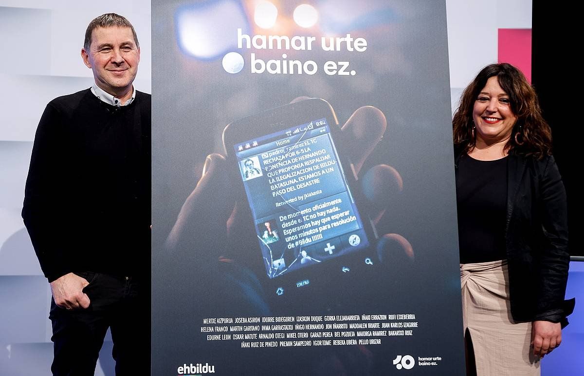 Arnaldo Otegi eta Larraitz Ugarte dokumentalaren aurkezpenean, gaur, Donostian. JAVIER ETXEZARRETA/ EFE Arnaldo Otegi eta Larraitz Ugarte dokumentalaren aurkezpenean, gaur, Donostian. JAVIER ETXEZARRETA/ EFE