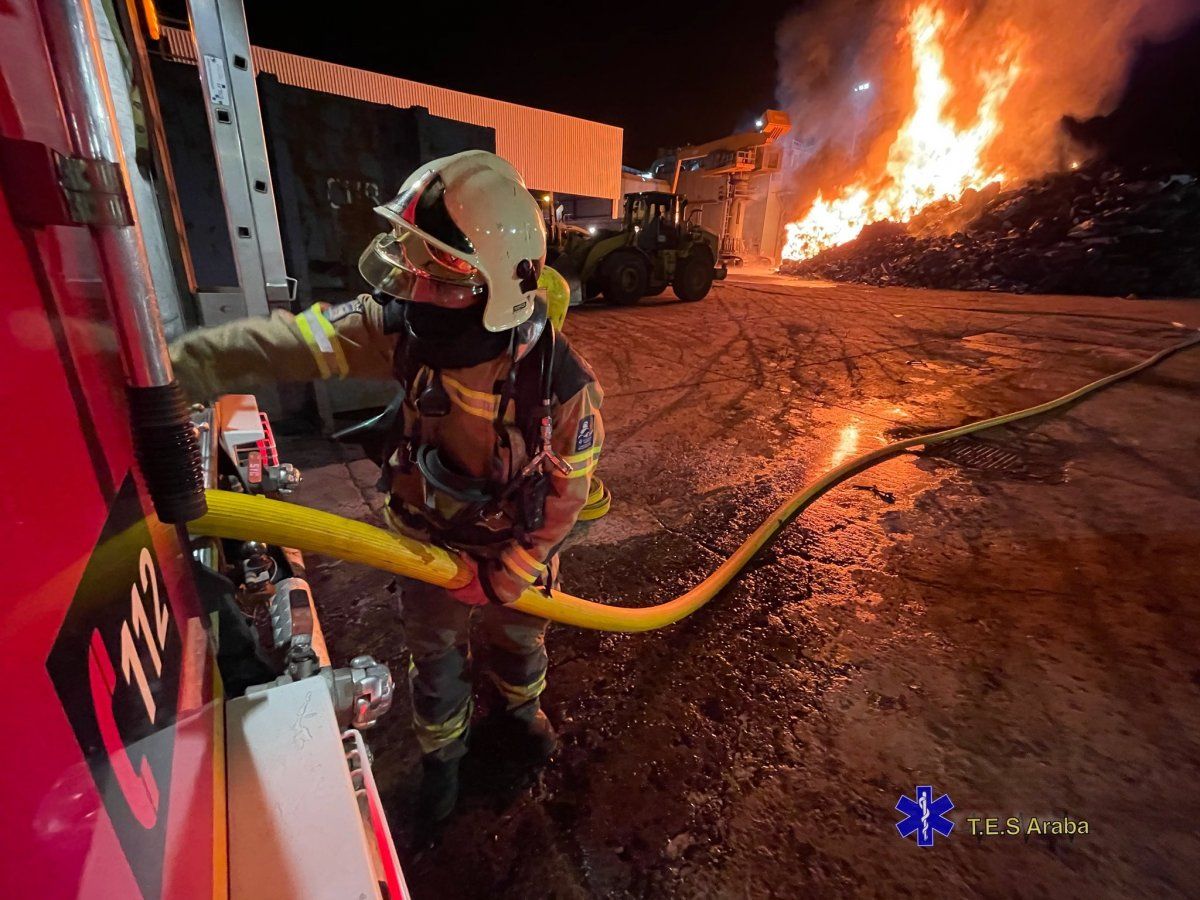 Suhiltzaile bat lanean. TES ARABA