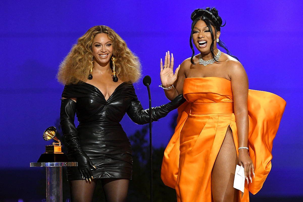 Beyonce eta Megan Thee Stallion rap abestirik onenaren saria jasotzeko unean, 'Savage' kantarengatik.
