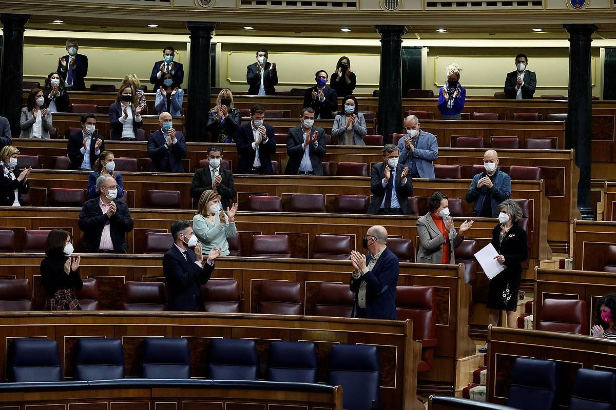 PSOEko ordezkariak Maria Luisa Carcedo legea idatzi duen diputatua txalotzen, gaur, Espainiako Kongresuan. ZIPI / EFE