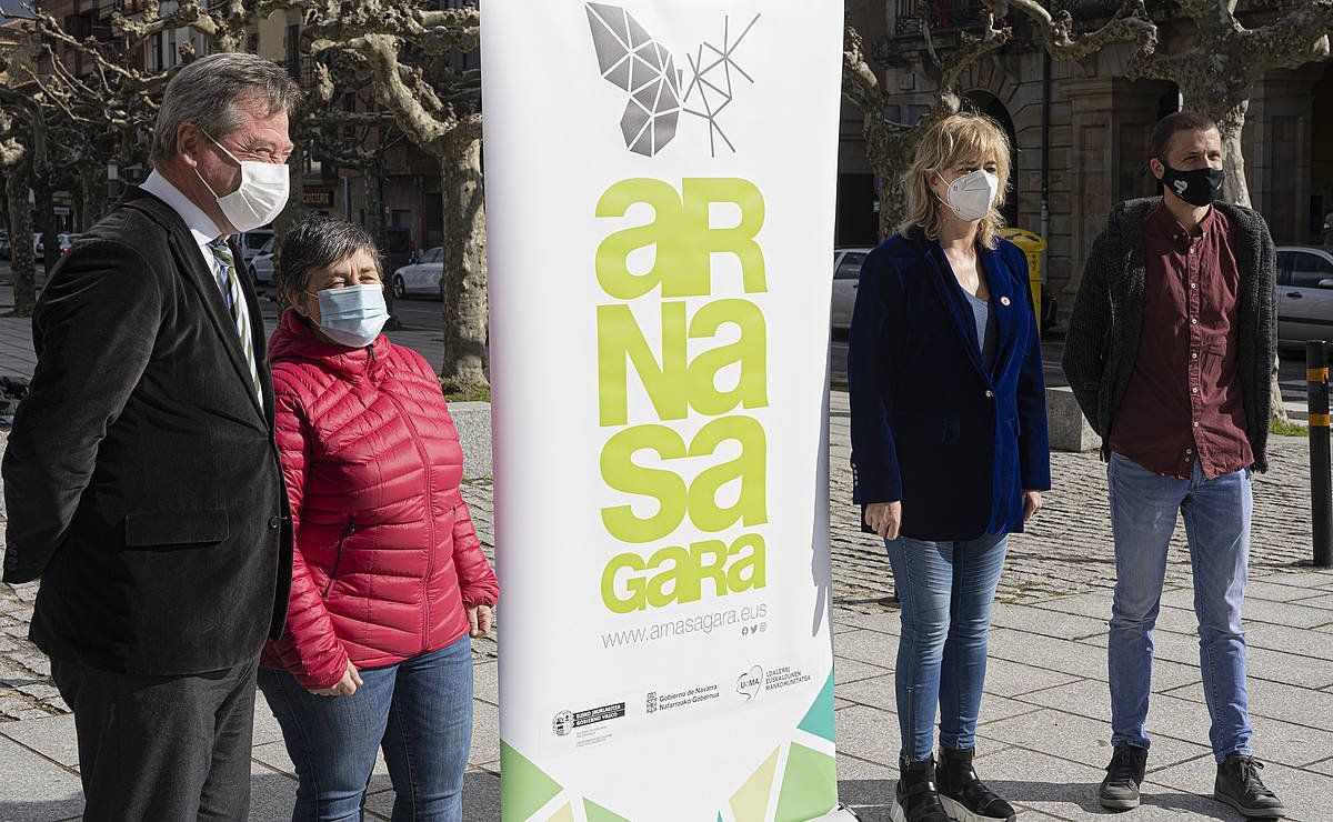Bingen Zupiria, Silvia Marañon, Ana Ollo eta Iraitz Lazkano, Etxarri Aranazko plazan, ekimenaren aurkezpenean. JAGOBA MANTEROLA, FOKU