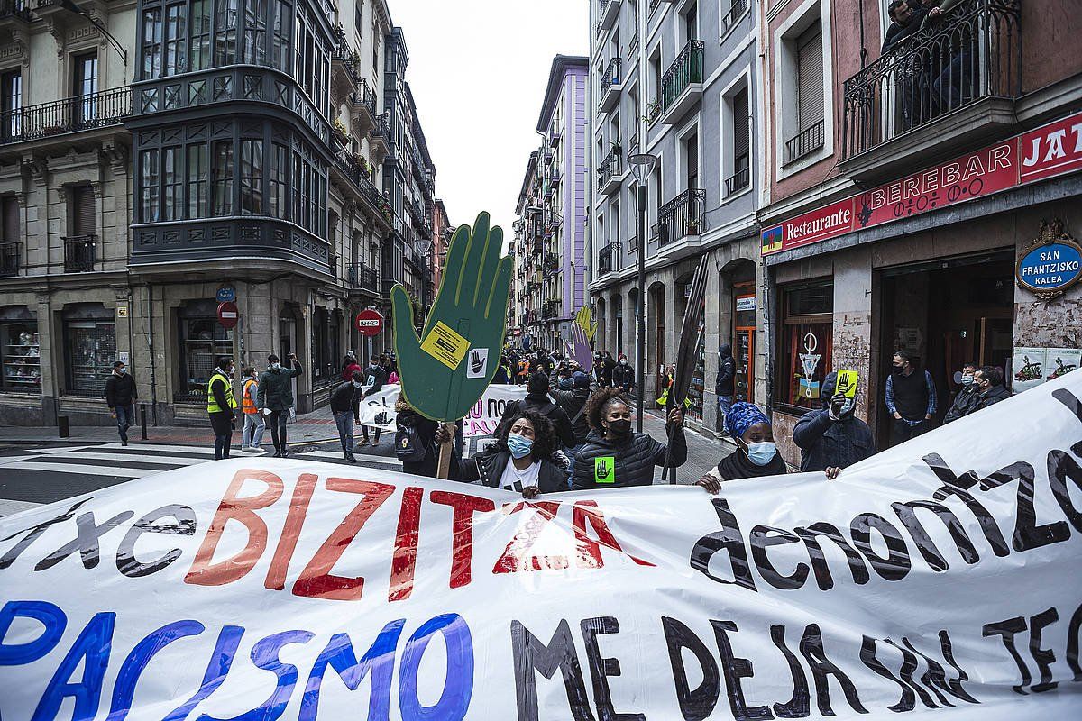 Arrazakeriaren eta xenofobiaren aurkako manifestazioa, gaur, Bilbon. ARITZ LOIOLA / FOKU