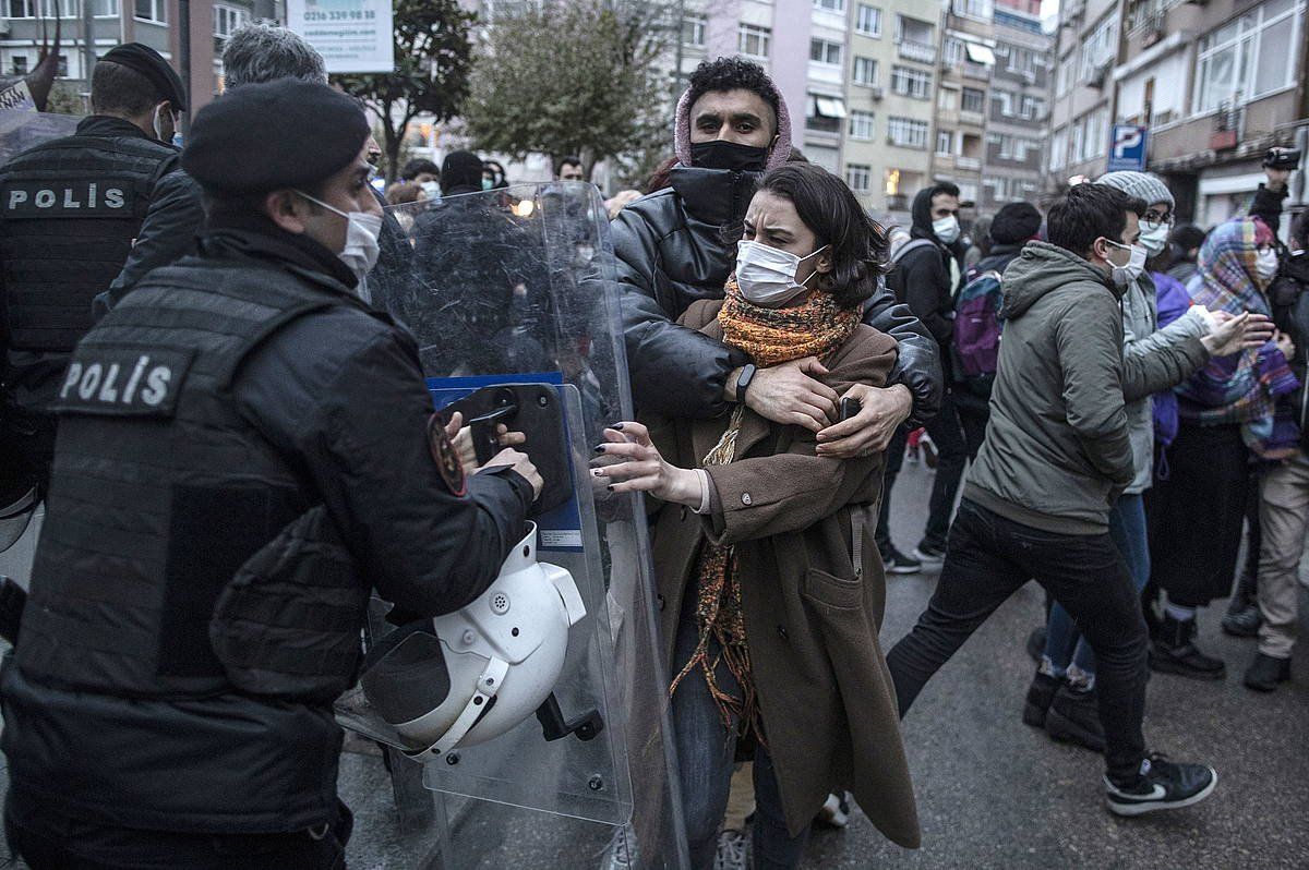 Larunbatean erabakiaren aurka Istanbulen eginiko protestaren une bat. ERDEM SAHIN / EFE
