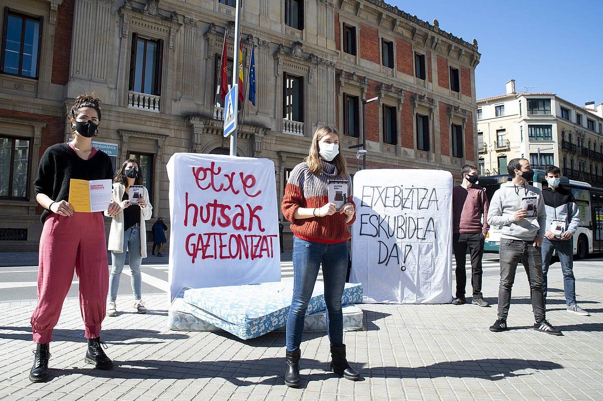 Ernairen agerraldia Nafarroako Parlamentuaren kanpoaldean. IñIGO URIZ / FOKU