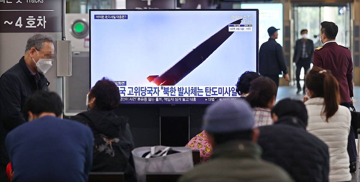 Ipar Korean jaurtitako misiletako baten irudia, Hego Koreako telebista batek zabaldua. YONHAP, EFE