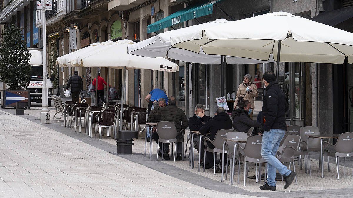 Bilboko terraza bat, joan den hilean. MONIKA DEL VALLE / FOKU