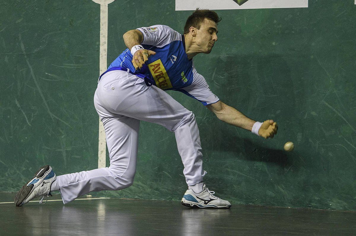 Jon Ander Peña pilota bat eraman nahian, gaur, Eibarko Astelena pilotalekuan. JON URBE / FOKU