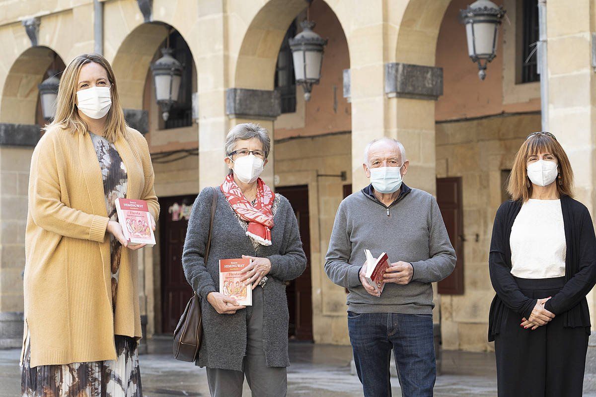 Aitziber Atorrasagasti, Koro Navarro —itzulpenaren egilea—, Anjel Lertxundi eta Itziar Diez de Ultzurrun, gaur goizean, Donostian. GORKA RUBIO / FOKU