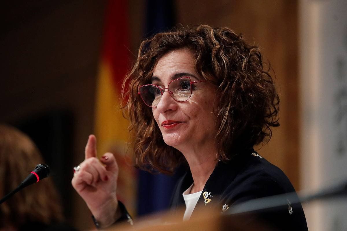 Maria Jesus Montero Espainiako Ogasun ministroa, astelehen honetan eginiko agerraldian. JUAN CARLOS HIDALGO (EFE)