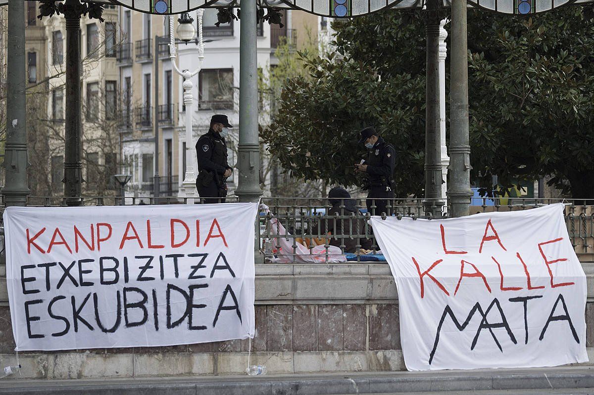 Etxegabeen egoera salatzen duten pankartak, Donostian. GORKA RUBIO / FOKU