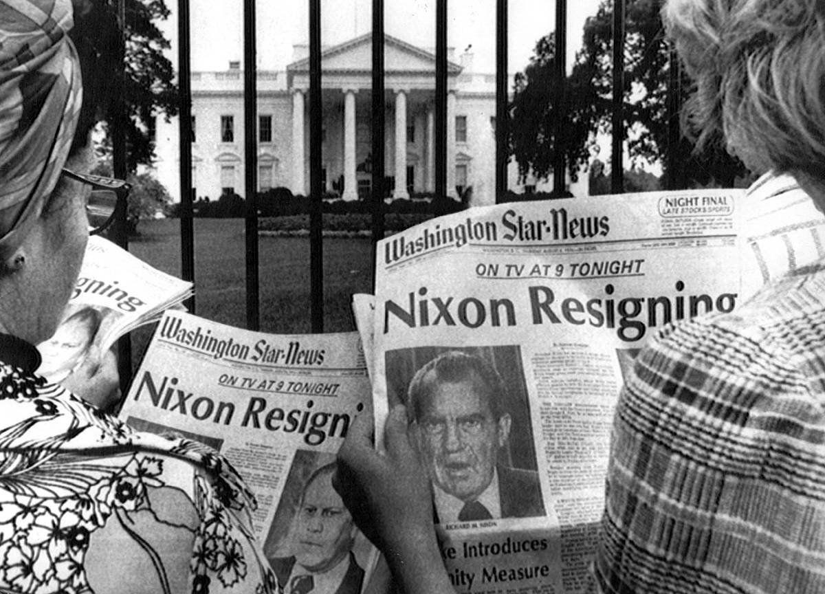 Bi emakume Nixonen dimisioaren berri ematen duen egunkariak irakurzen, 1974an. EFE