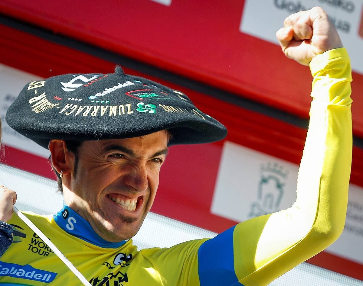 Ion Izagirre 2019ko Itzuliko azken podiumean, garaile. JAVIER ETXEZARRETA / EFE