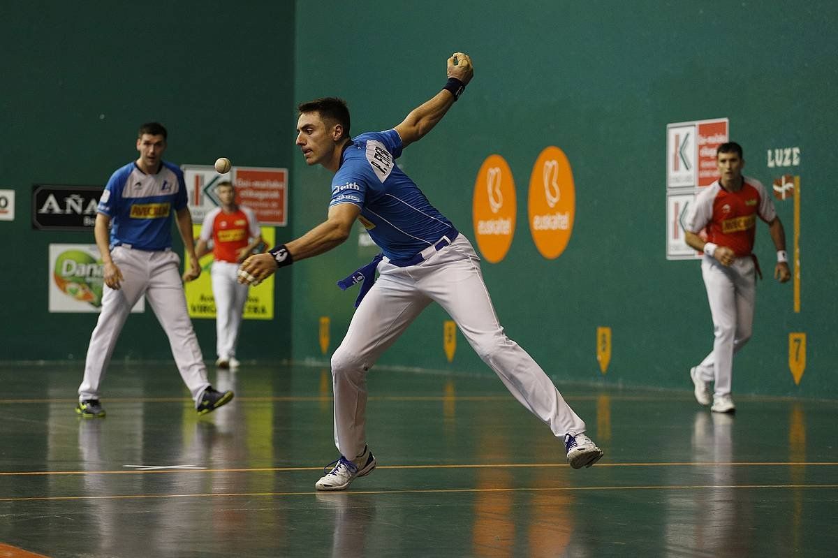 Peio Etxeberria sake bat egiten, gaur, Zarautzen (Gipuzkoa). MAIALEN ANDRES / FOKU