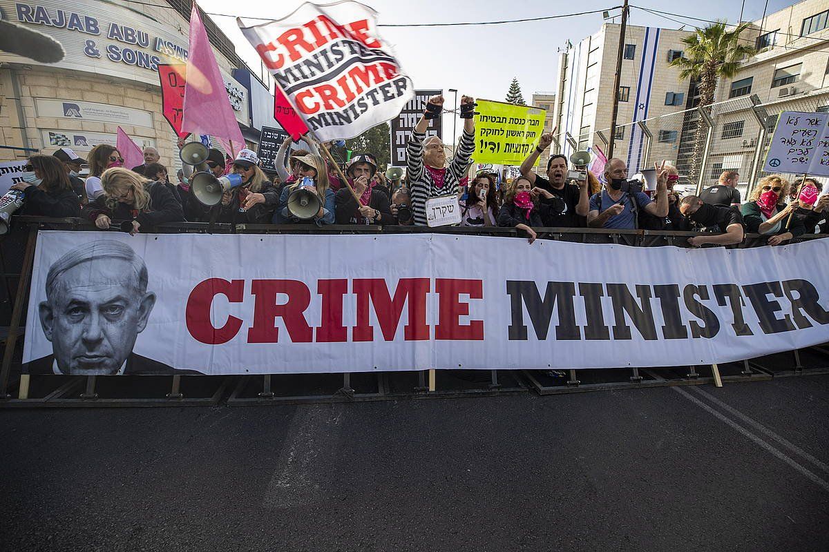 Netanyahuren aurkako protestak, epaitegien atarian, Jerusalemen. ATEF SAFADI / EFE