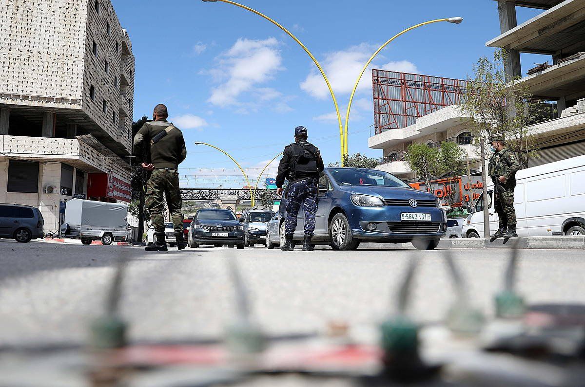 Israelgo armadaren kontrolgune bat Hebronen, Zisjordanian. ABED AL HASHLAMOUN, EFE