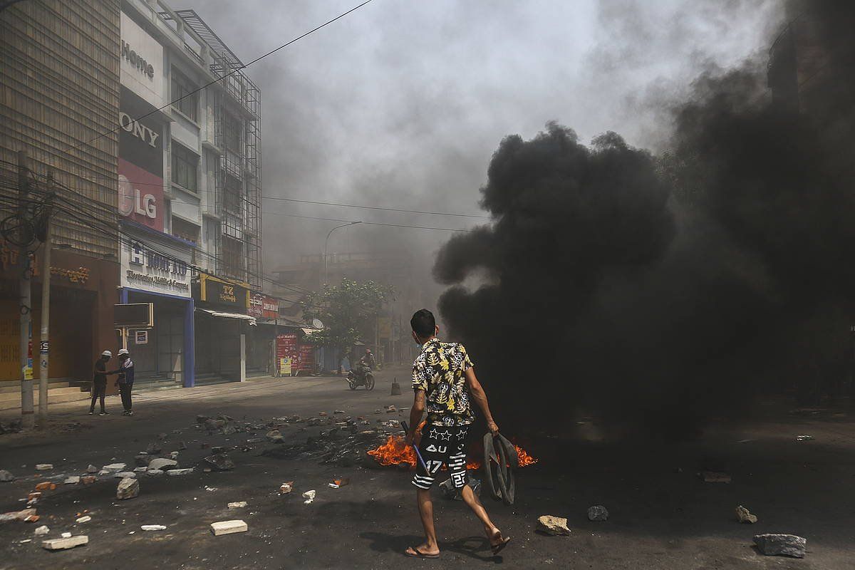 Protestari bat sua egiten Mandalay hirian, joan den astean. EFE