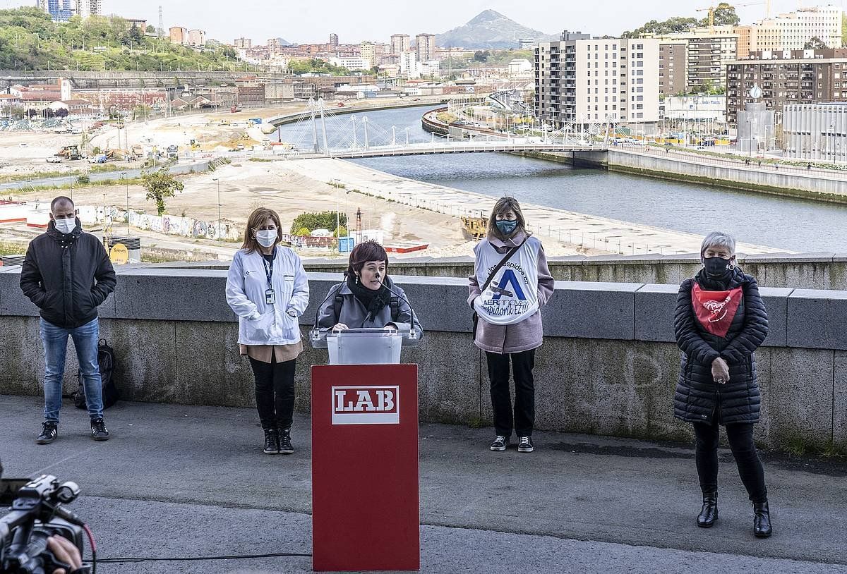 Garbiñe Aranburu LABeko idazkari nagusia, Zorrotzaurreko lanen aurrean. MARISOL RAMIREZ / FOKU