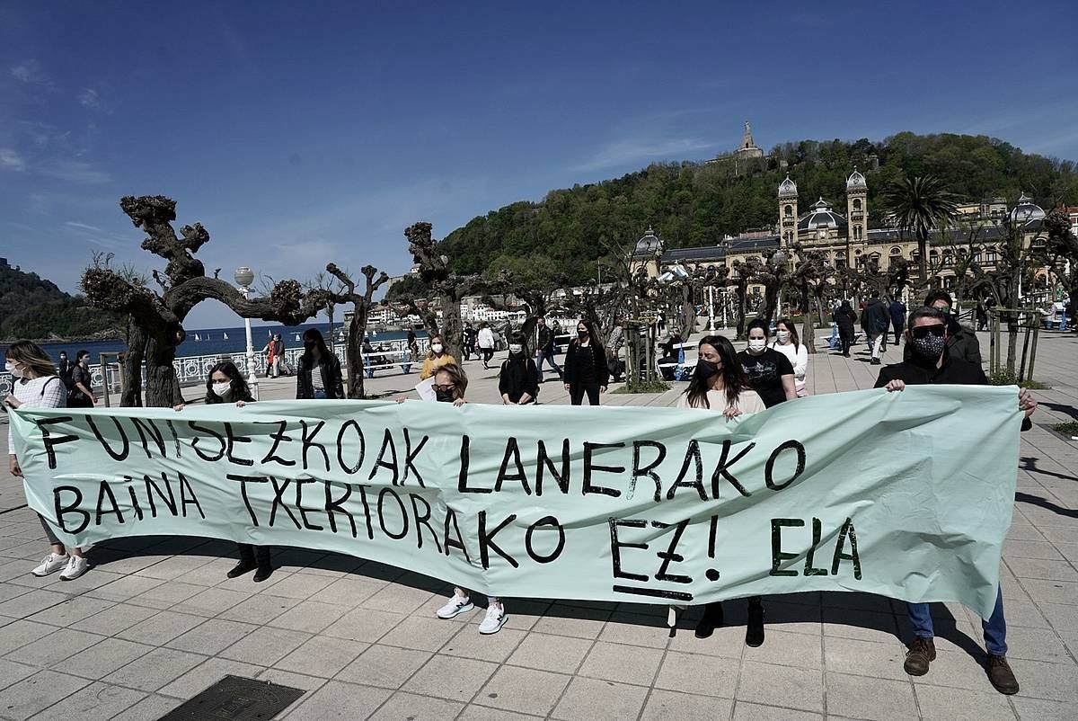 Supermerkatuetako langileek egindako protesta Donostian, ELAk deituta. ANDONI CANELLADA/FOKU