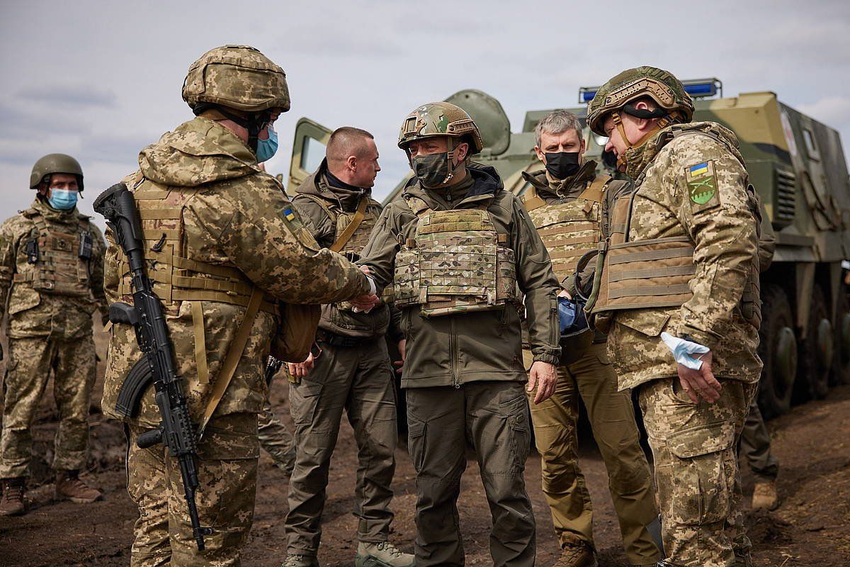 Ukrainako presidente Volodimir Zelenski, Donbassen dauden soldaduekin, atzo. EFE