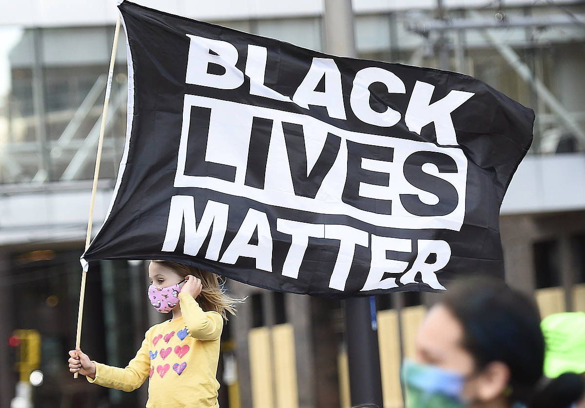 Gazte bat Black Lives Matter mugimenduaren banderarekin, Minneapolis hirian. CRAIG LASSIG, EFE