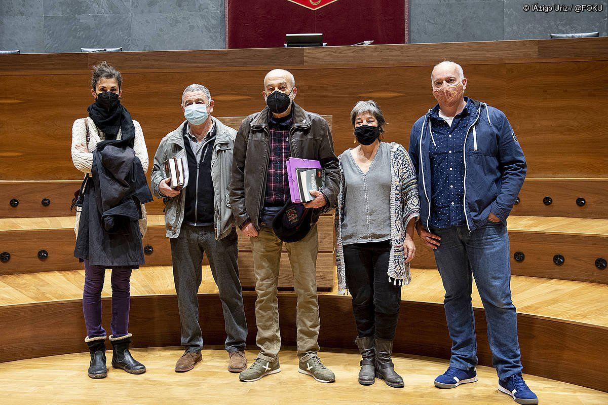 Luzia Ezker, Jon Alonso, Eneko Etxeberria, Amaia irigoien eta Iñaki Alforja, Nafarroako Parlamentuan, agerraldiaren ostean. IñIGO URIZ / FOKU