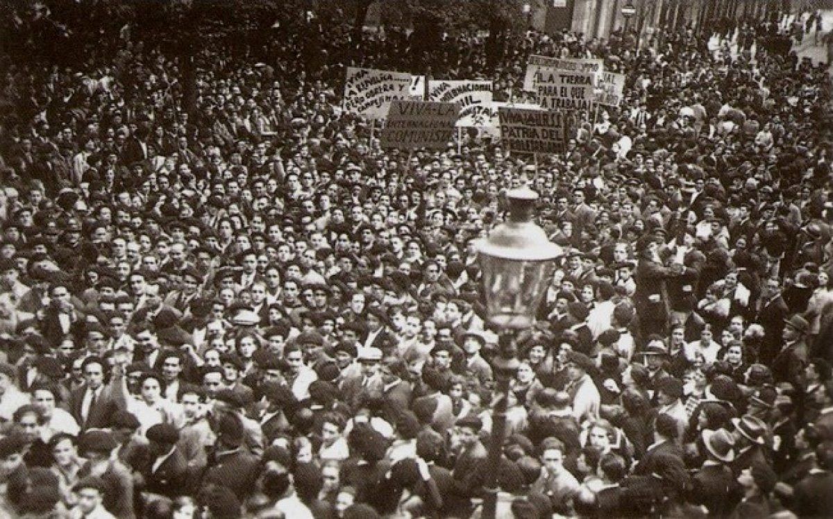 Maiatzaren Leheneko manifestazioa Donostian, 1931n. 26 egun geroago gertatu zen sarraskia Ategorrietan.