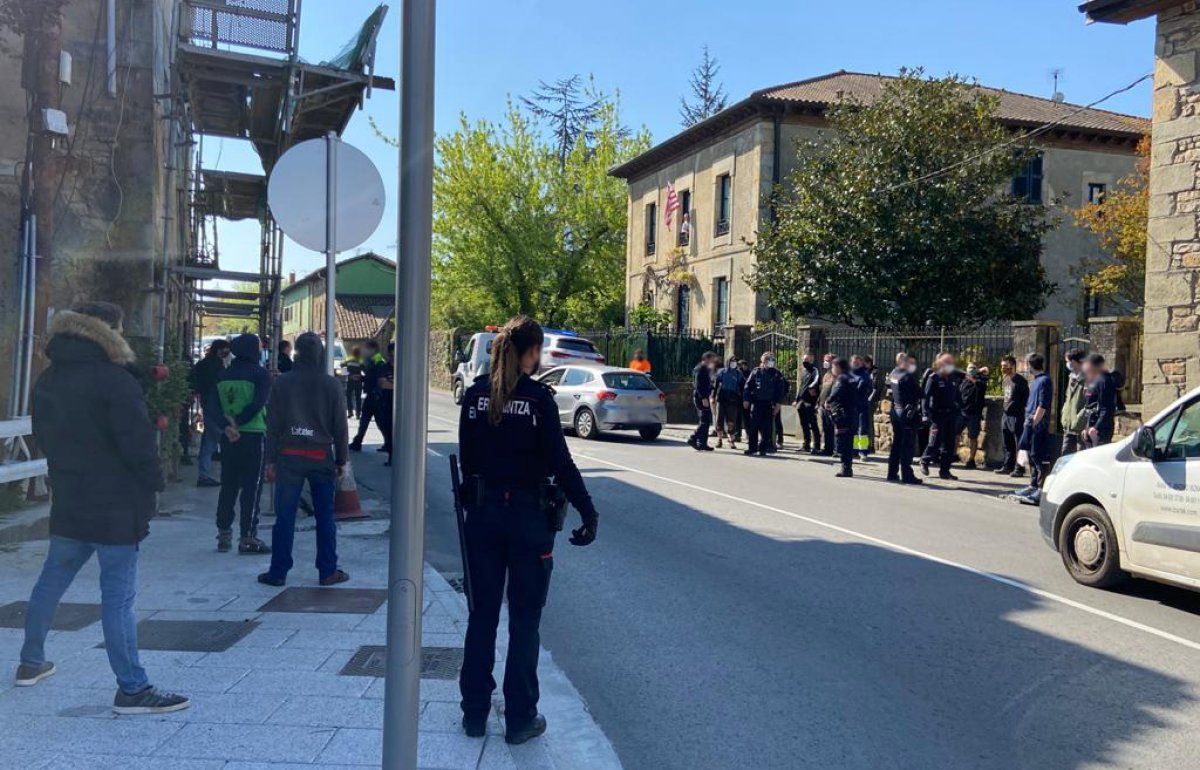 Ertzainak eta protestara batu diren herritarrak, eraikinaren inguruan. ANBOTO